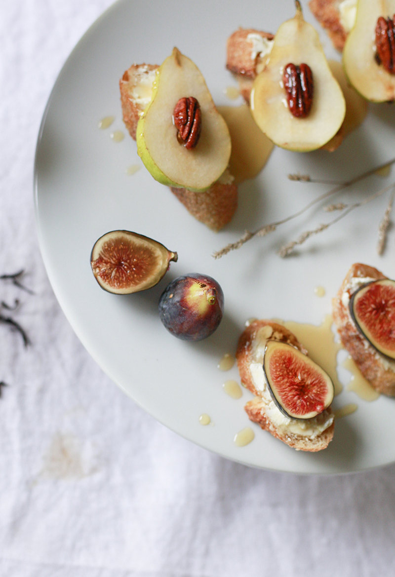 fig and cheese crostinis